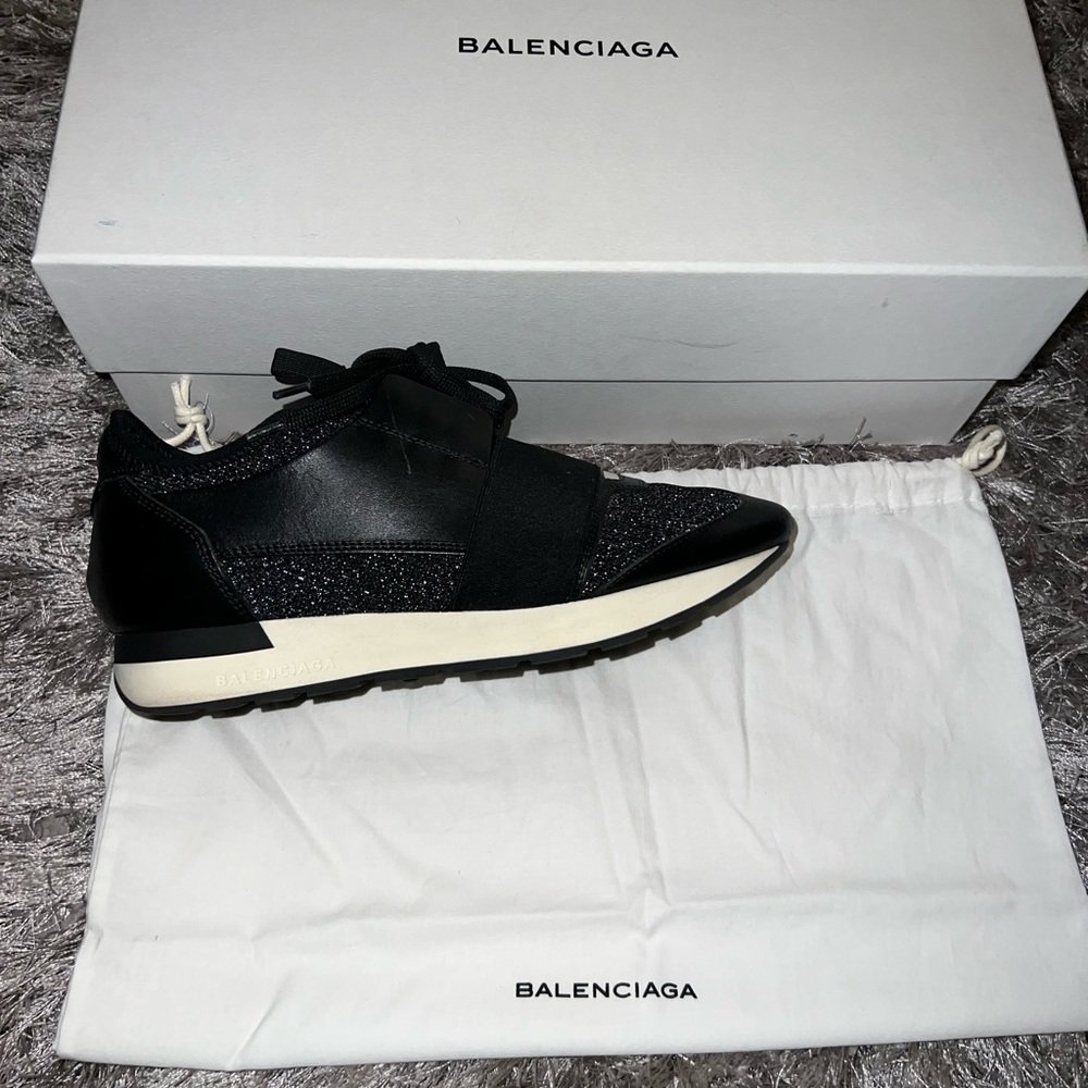 Good condition, fit like a woman’s size 8B/38